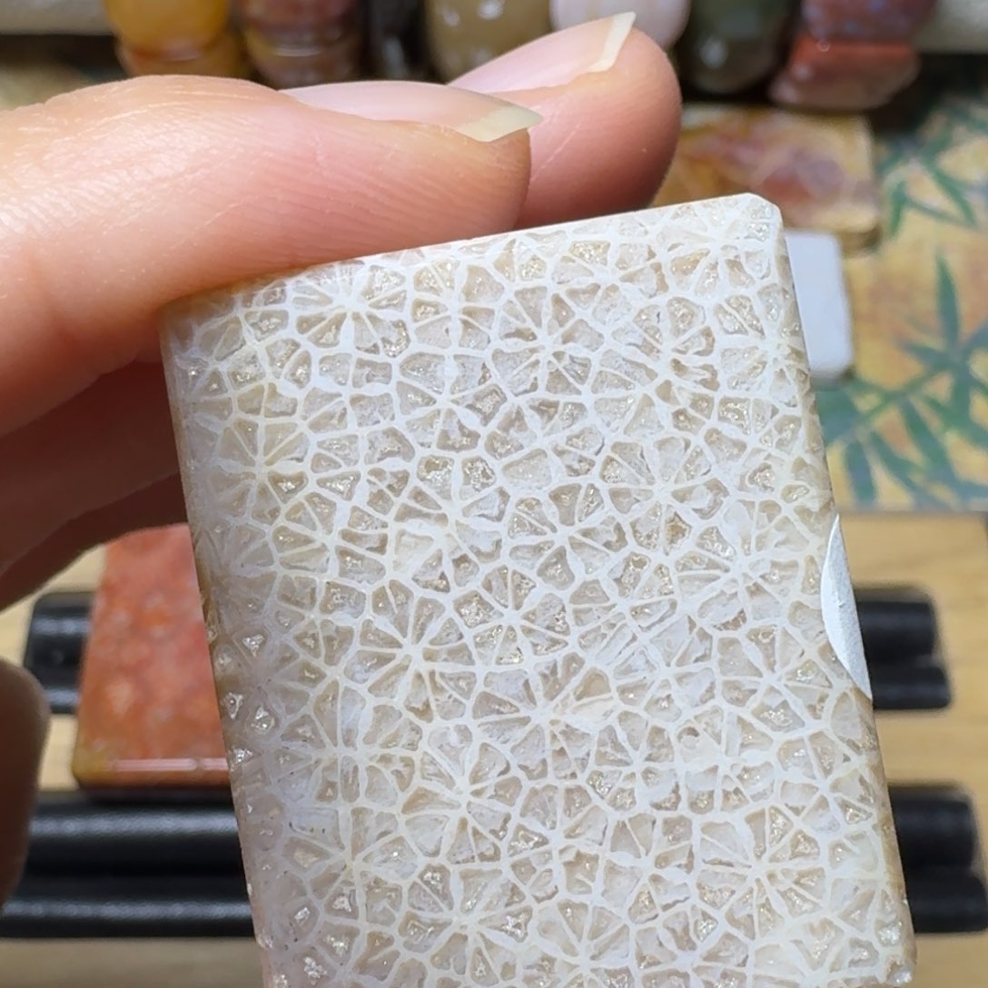 硅化玉爆闪的钻 石花型未镶嵌