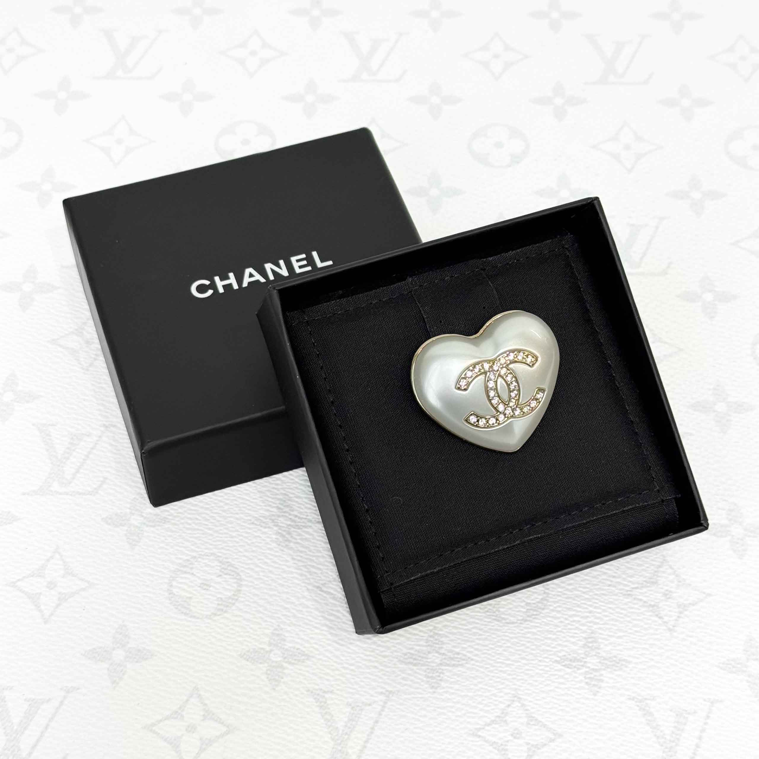 99新 Chanel/香奈儿  21B白色桃心水钻双c胸针，99新有盒