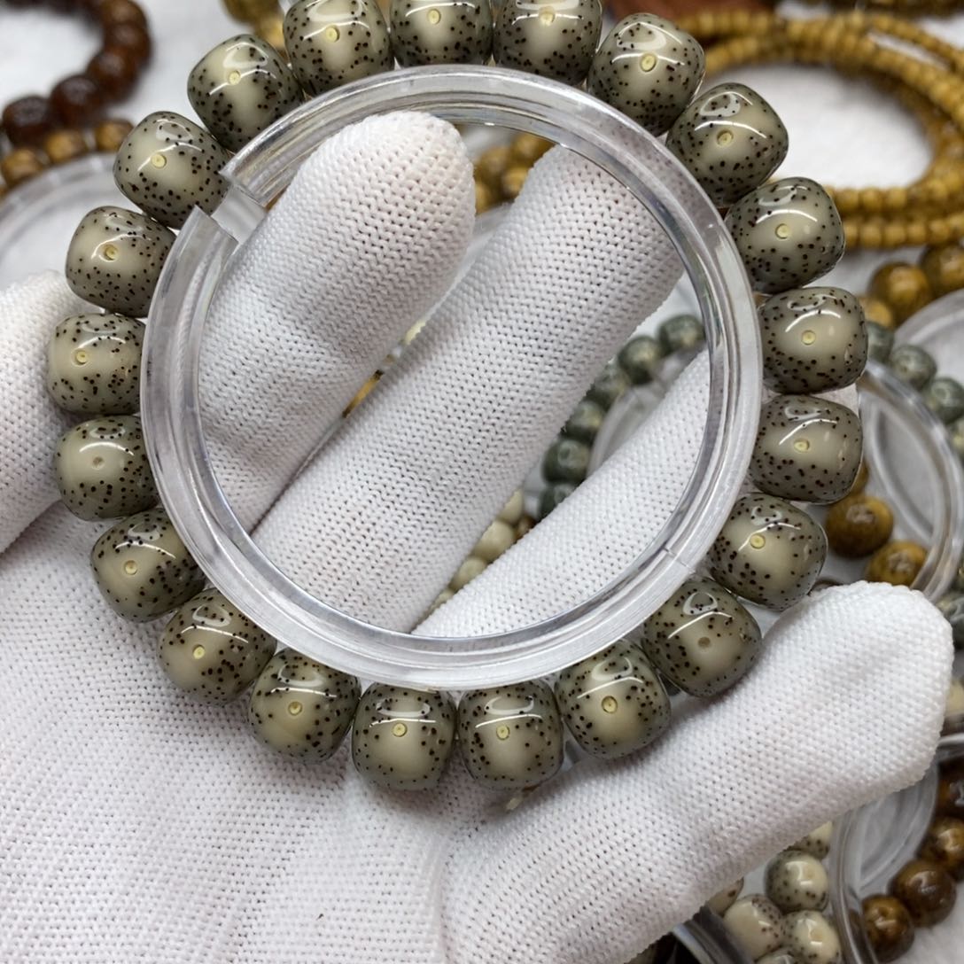 星月菩提吊坠雕**己石玉料