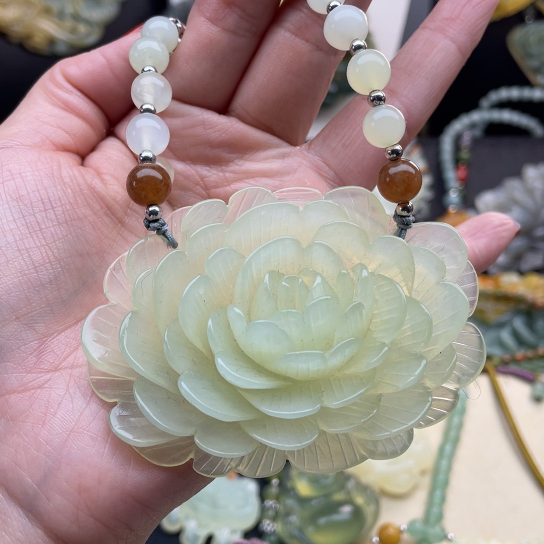 蛇纹石玉颈饰未镶嵌