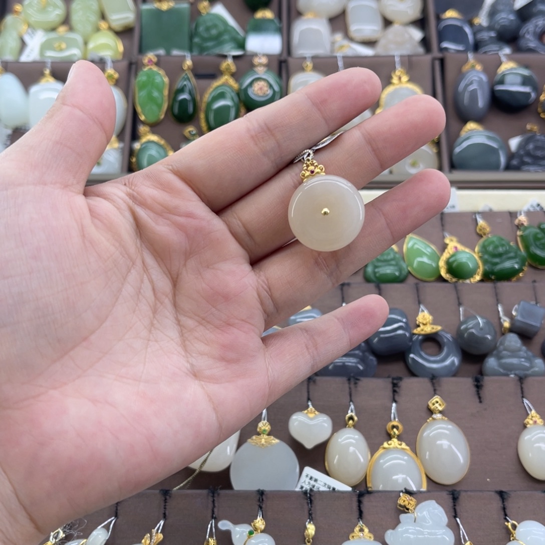 和田玉18K金镶嵌吊坠(赠链)