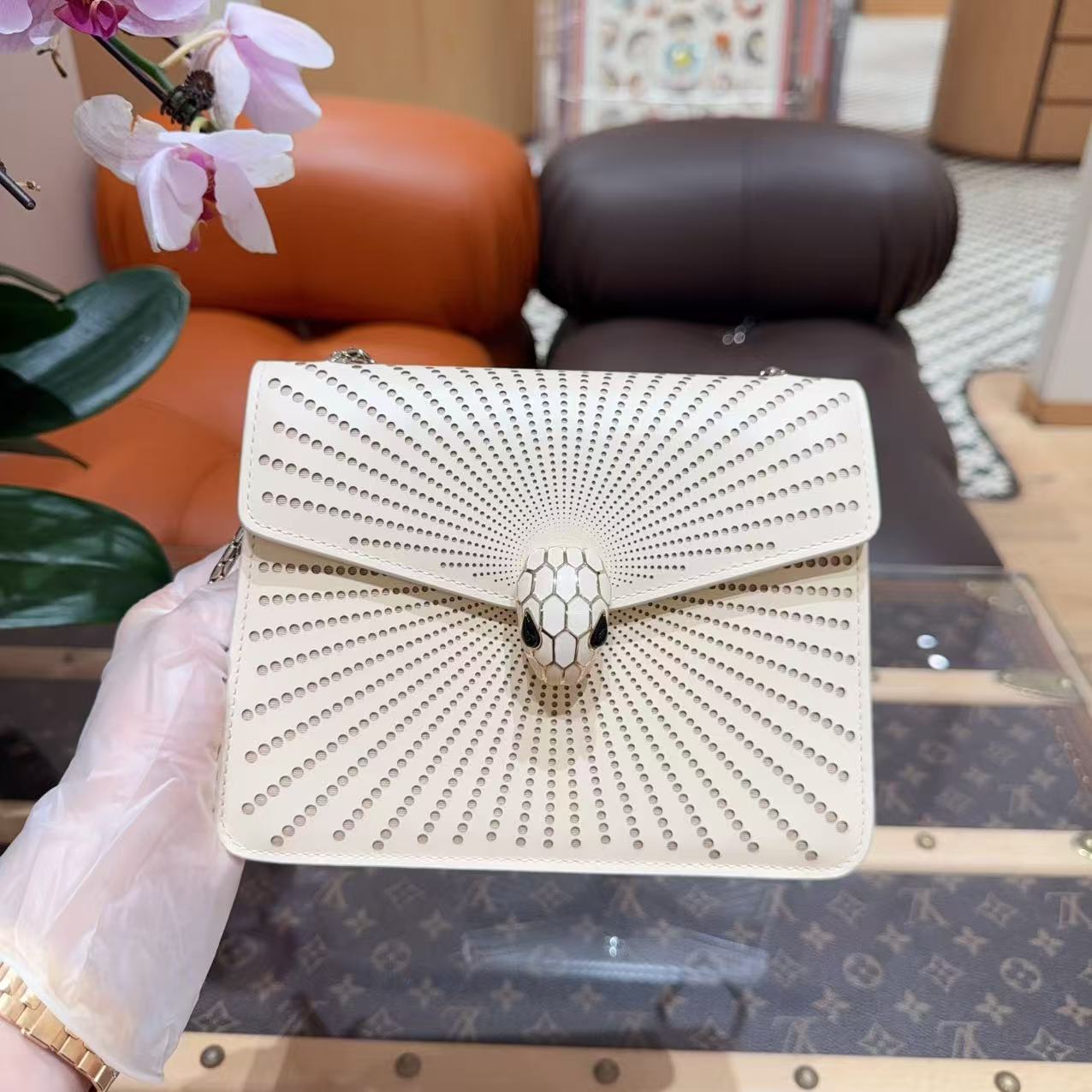 99新 BVLGARI/宝格丽 镂空皮质米白色珐琅蛇头包 单肩斜挎链条包