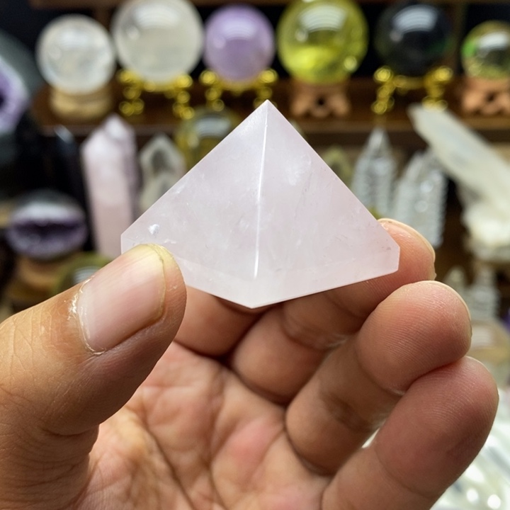 天然粉水晶金字塔摆件