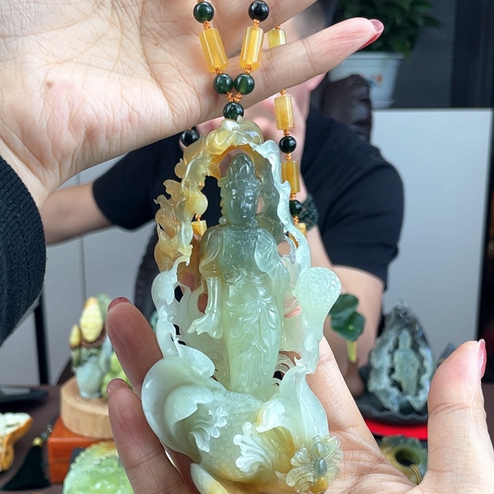 蛇纹石玉未镶嵌颈饰