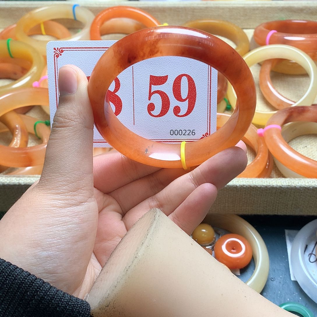 未镶嵌石英质玉（黄龙玉）手镯