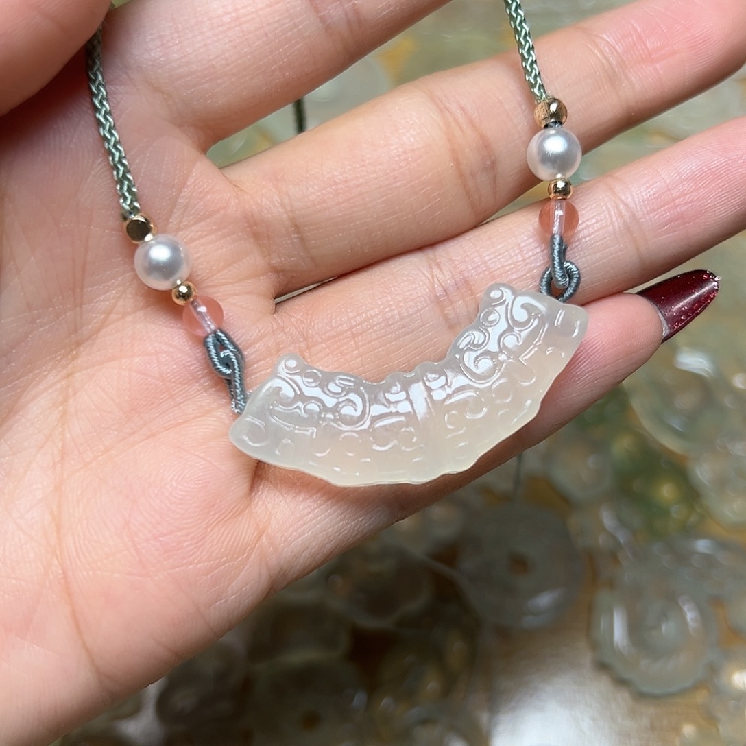 蛇纹石玉颈饰未镶嵌