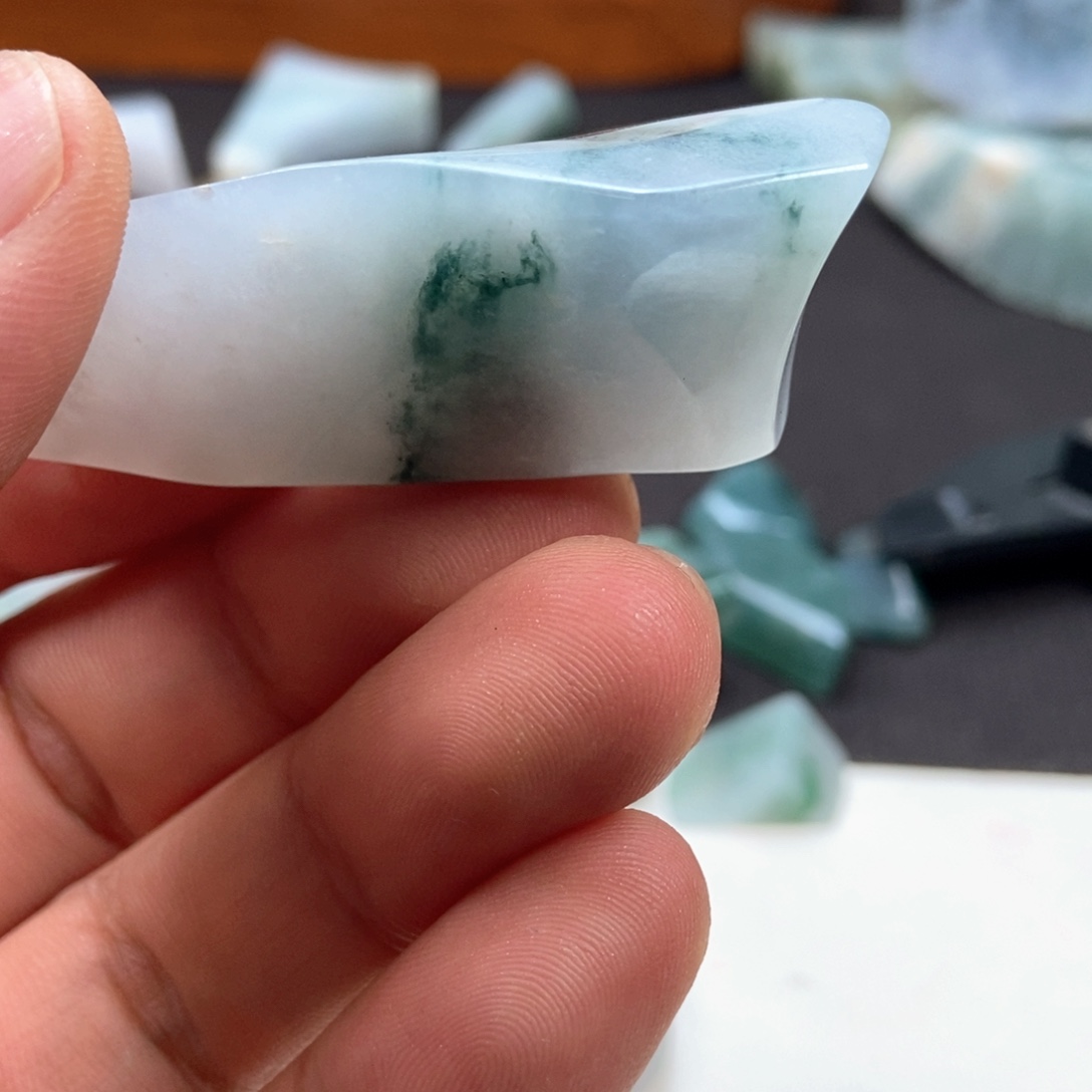 翡翠未镶嵌颈饰料子