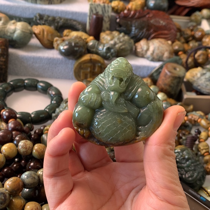 未镶嵌岫岩河磨玉（透闪石质玉）把件