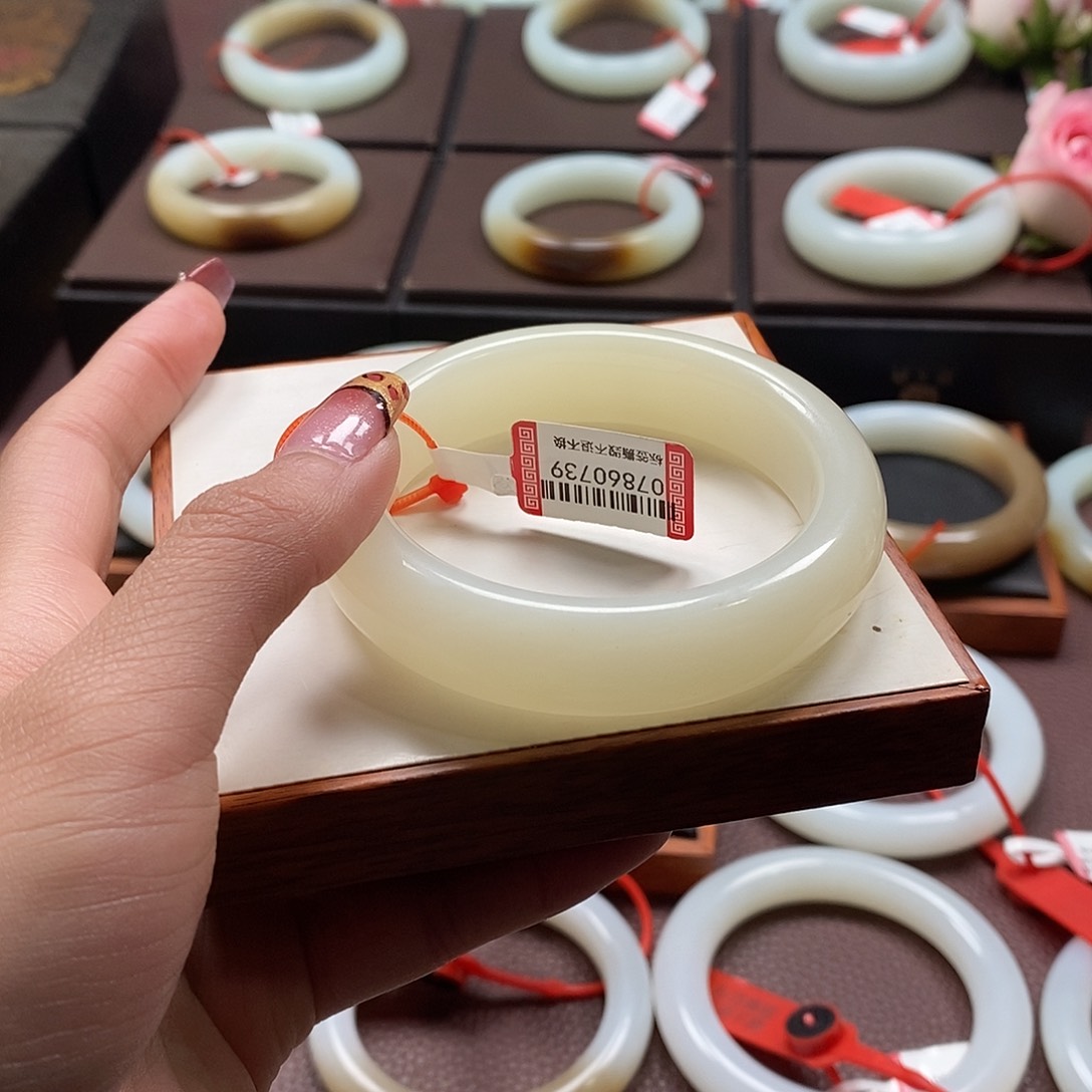 和田玉手镯未镶嵌?****?