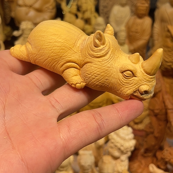 黄杨木瑕疵犀牛把件