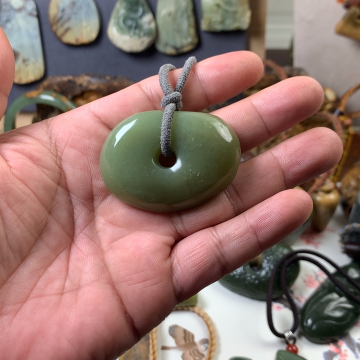 透闪石质玉挂件未镶嵌