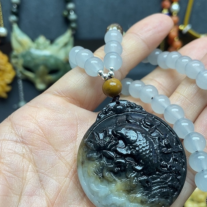 未镶嵌蛇纹石玉颈饰