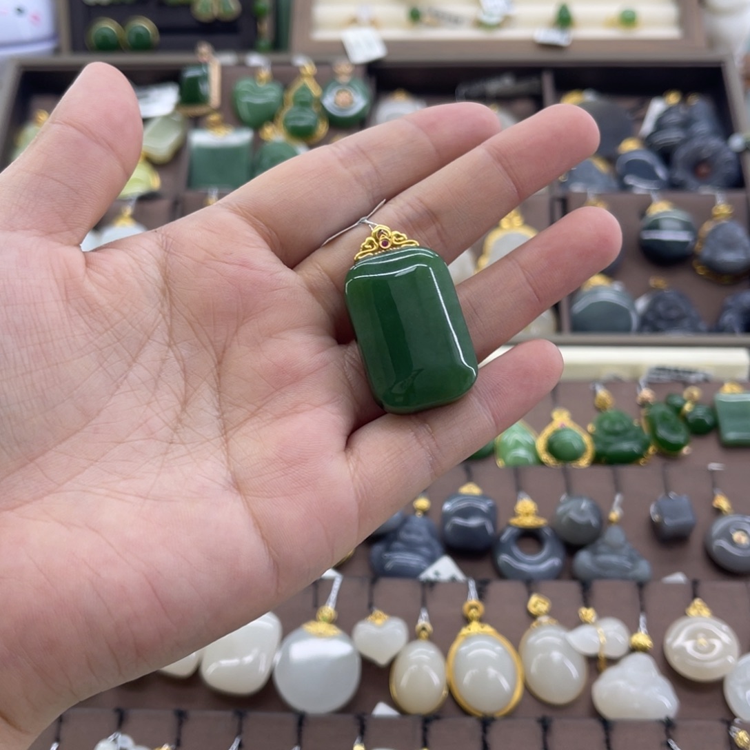 和田玉18K金镶嵌吊坠(赠链)
