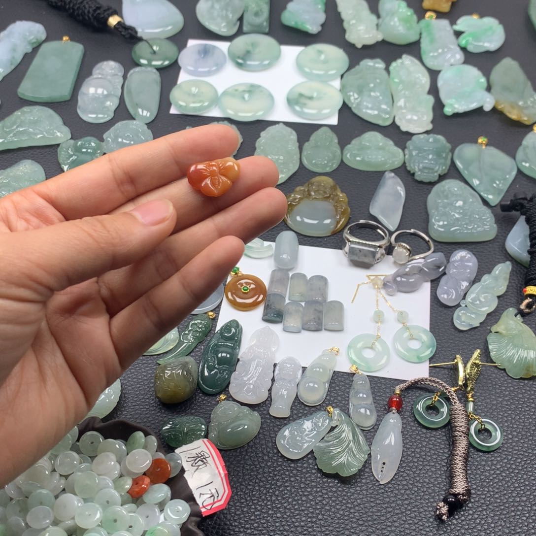 翡翠颈饰未镶嵌蝴蝶