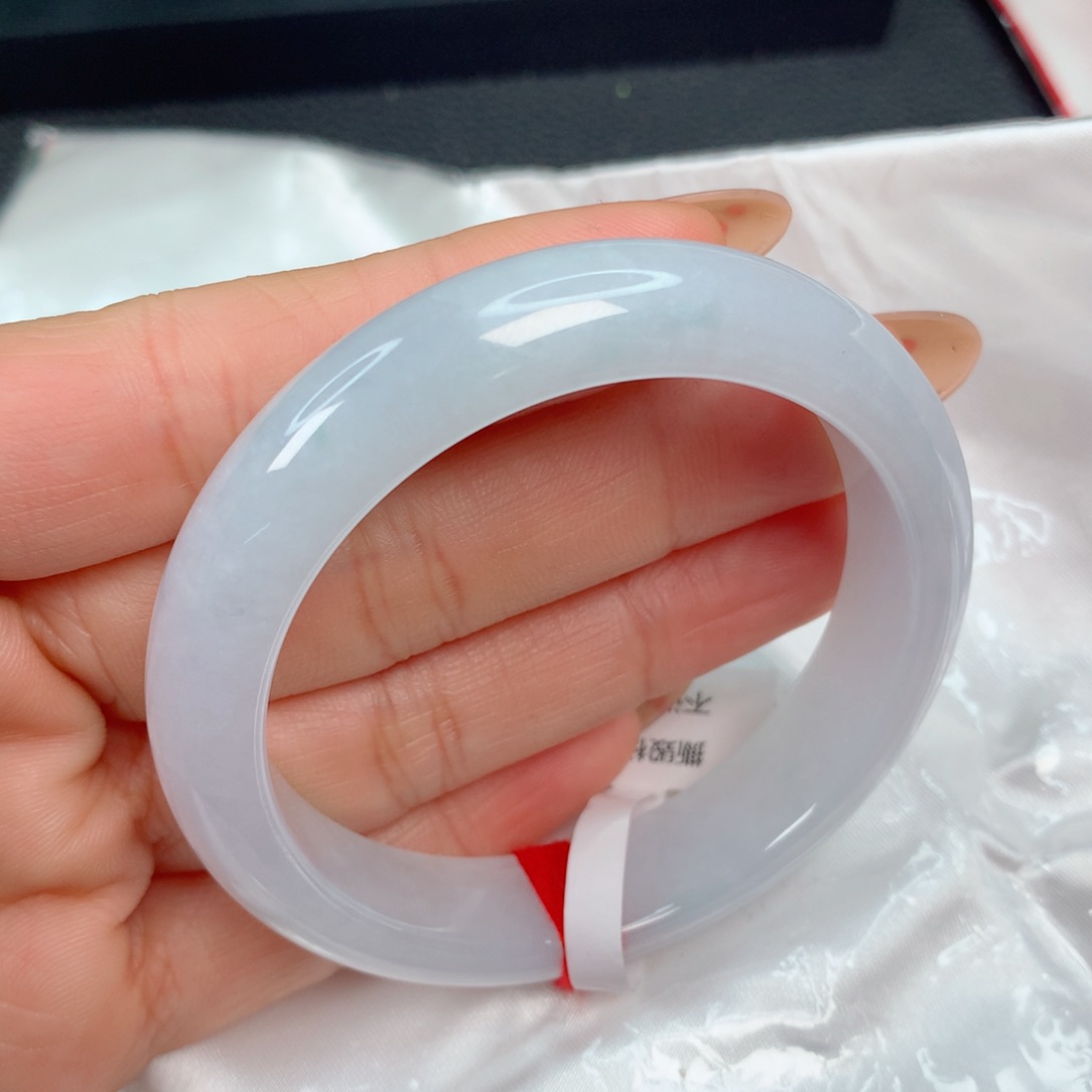 翡翠手镯未镶嵌………..