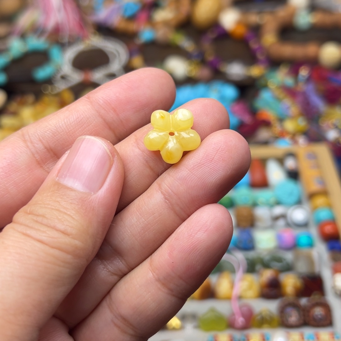 凌***千蜜蜡未镶嵌裸石小花一个