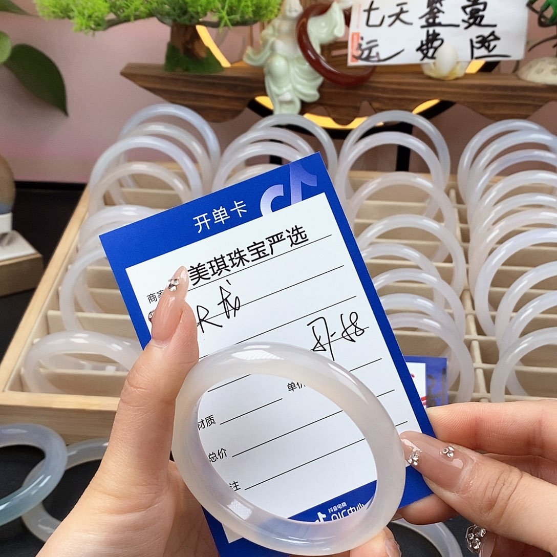 玛瑙/玉髓手镯未镶嵌大****》