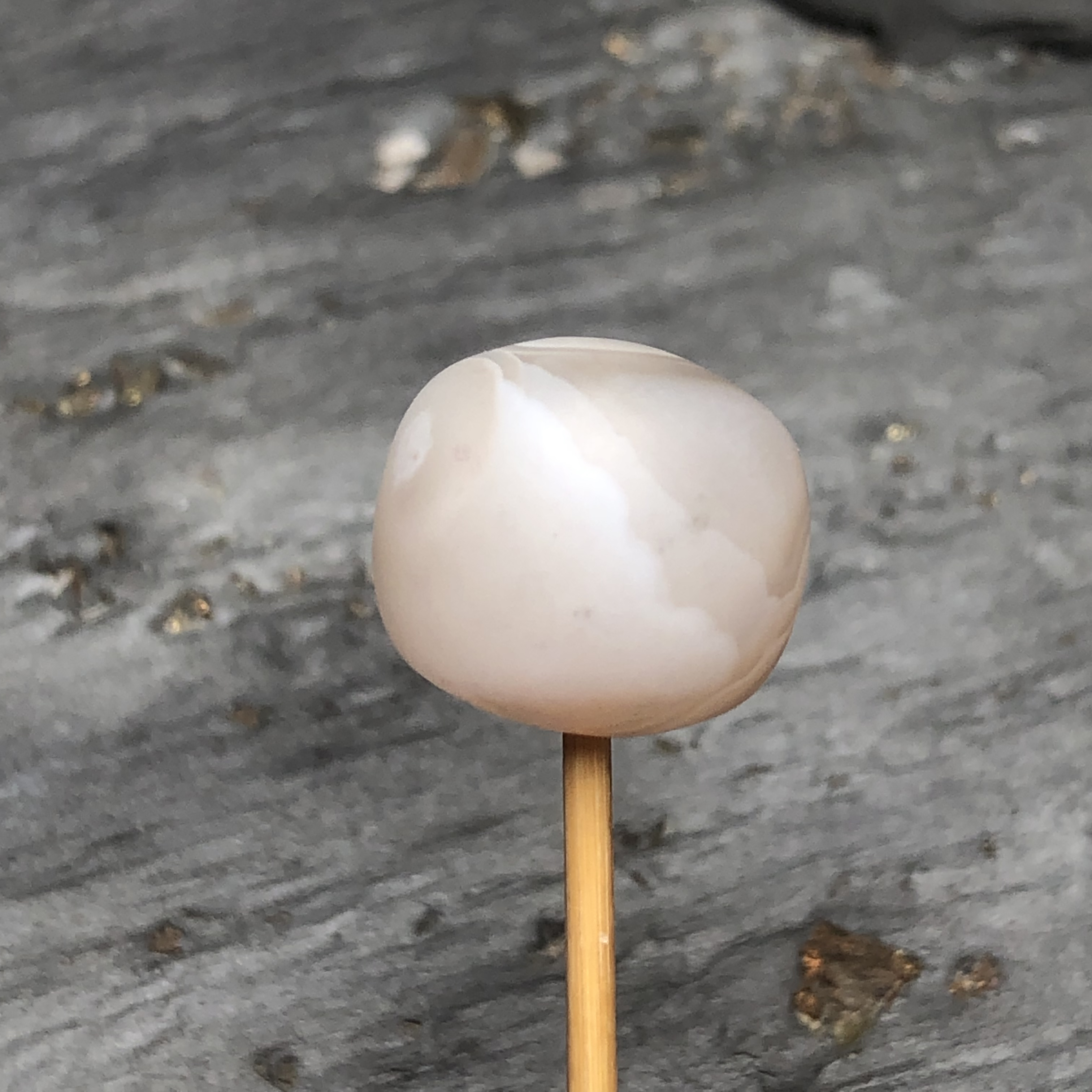 川料南红玛瑙手工打磨老型尺寸12.8x14毫米，无裂