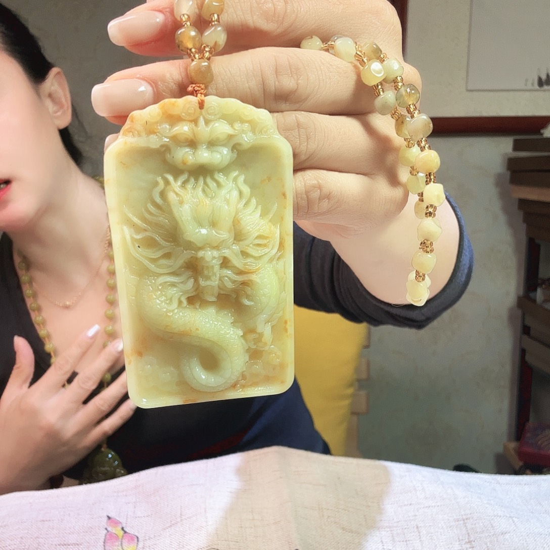 蛇纹石玉未镶嵌颈饰