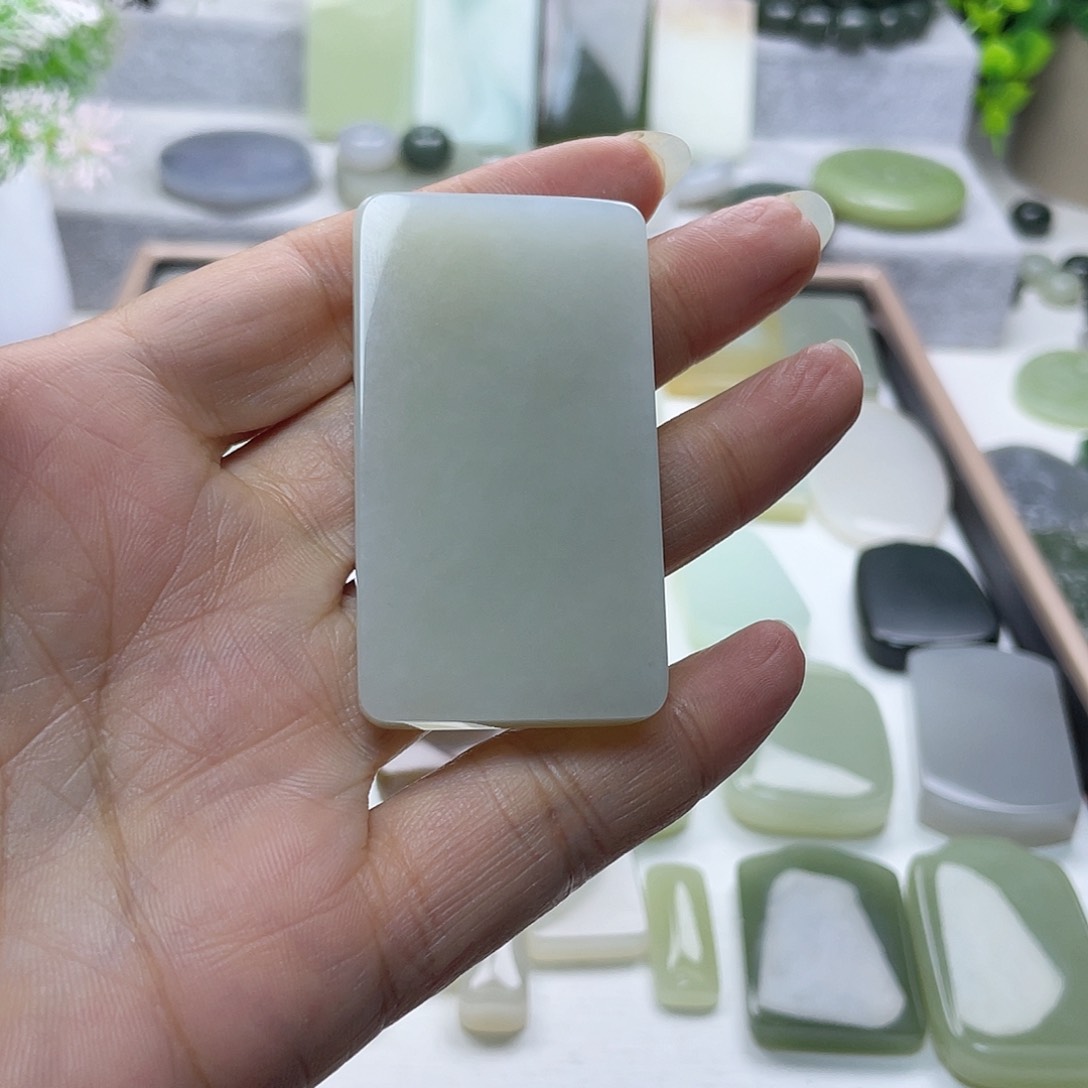 和田玉未镶嵌颈饰M****跑