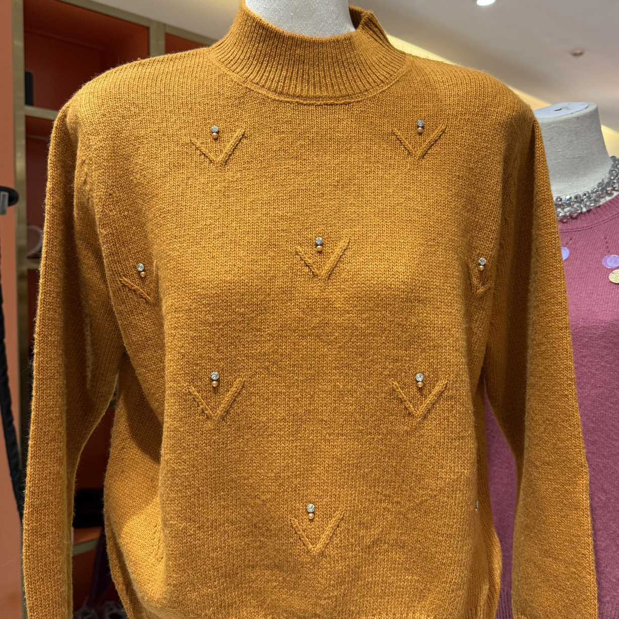 315小v钻珠设计半高领毛衫（705）