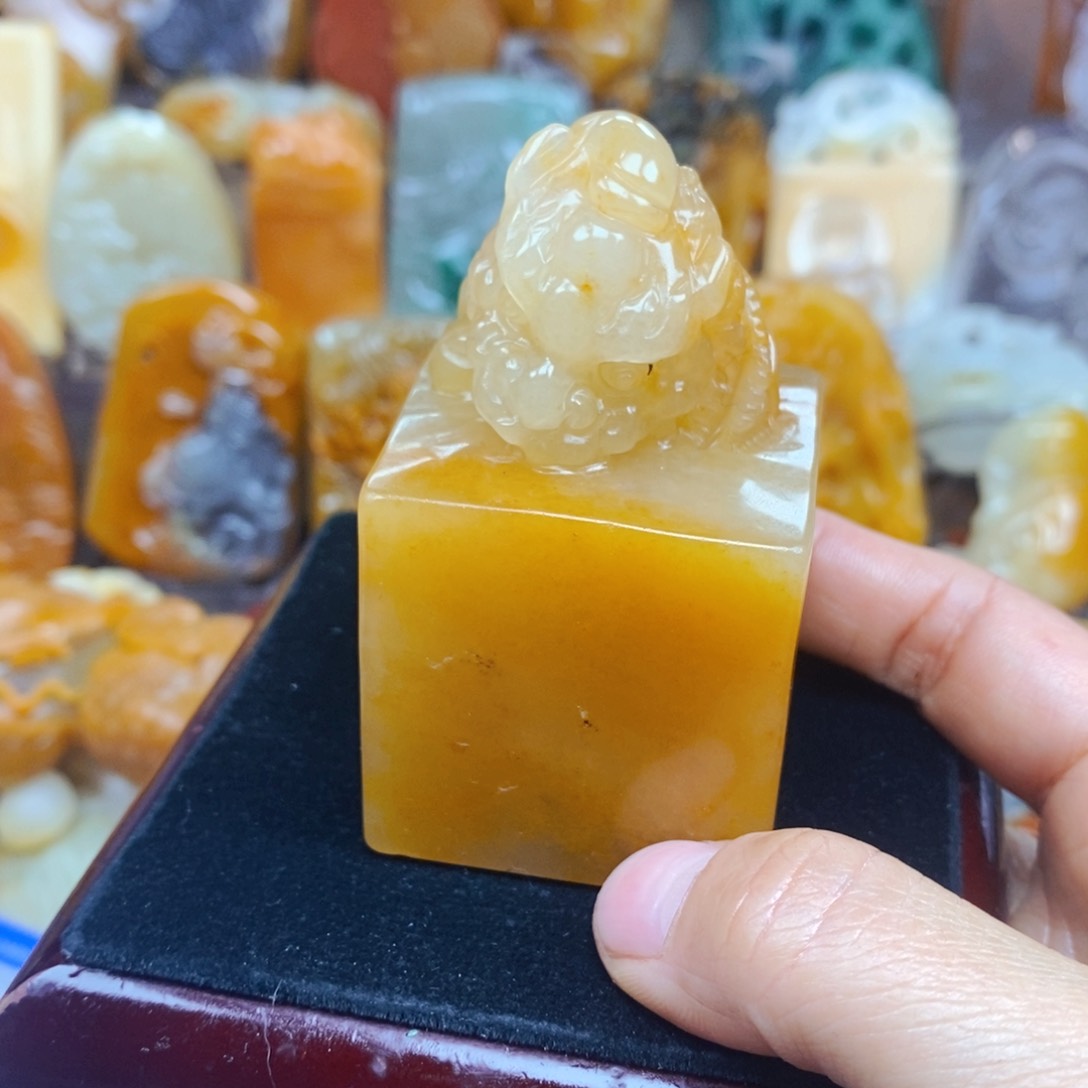 石英质玉（黄龙玉）未镶嵌颈饰