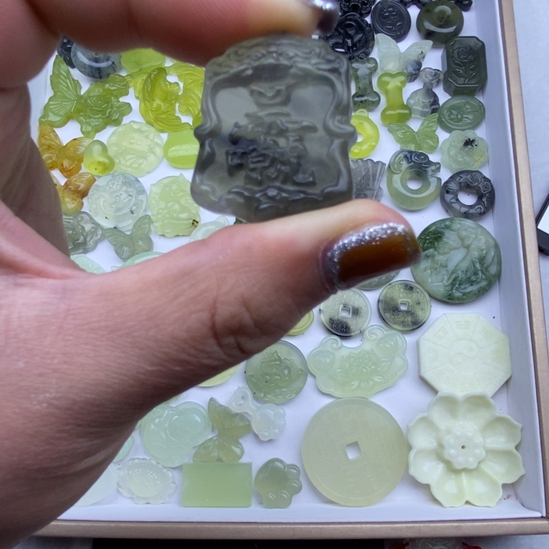 蛇纹石玉未镶嵌颈饰