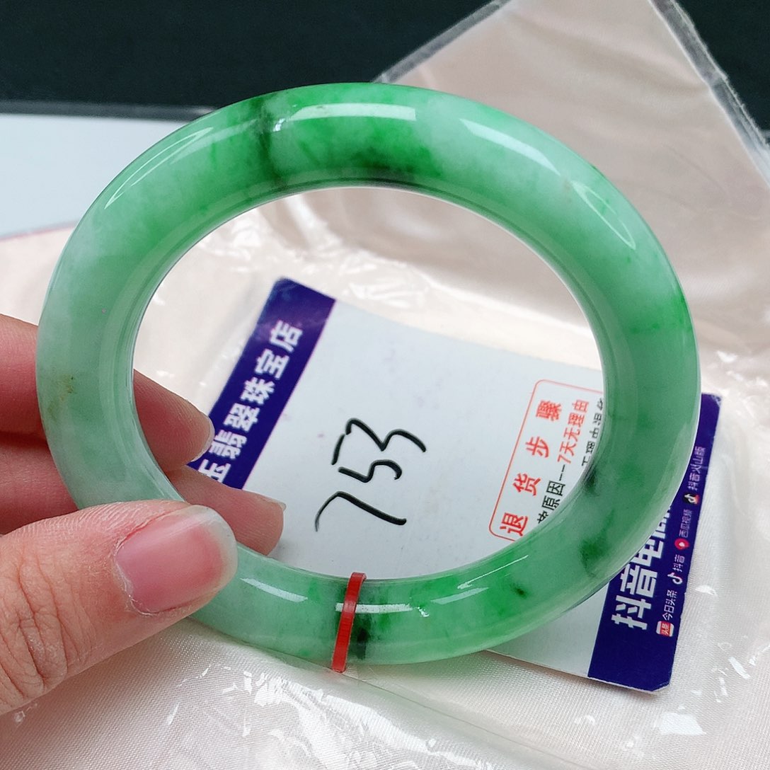 翡翠手镯未镶嵌翡翠