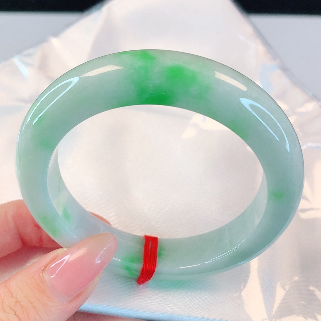 翡翠手镯未镶嵌有纹裂