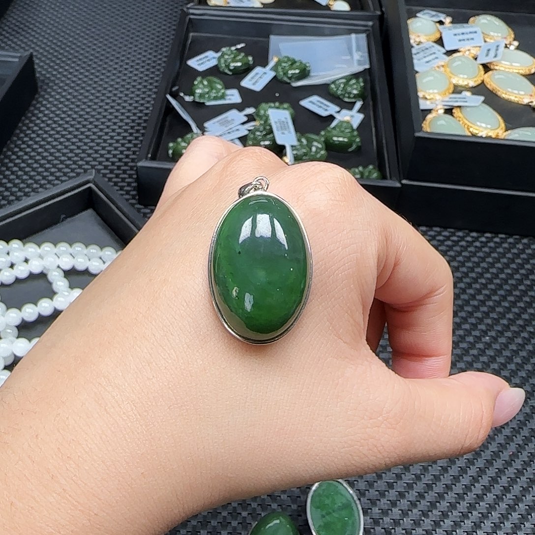 和田玉银S925镶嵌颈饰一个