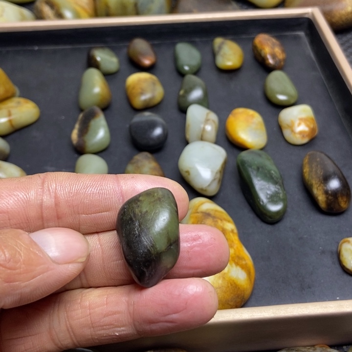 毛***豆和田玉（糖玉）未镶嵌珠宝奇石