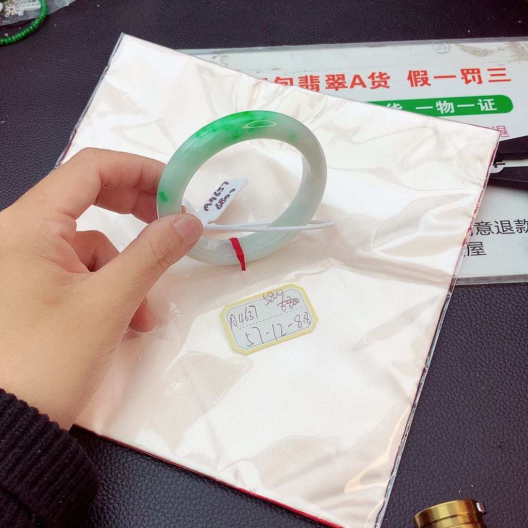 翡翠手镯未镶嵌翡翠