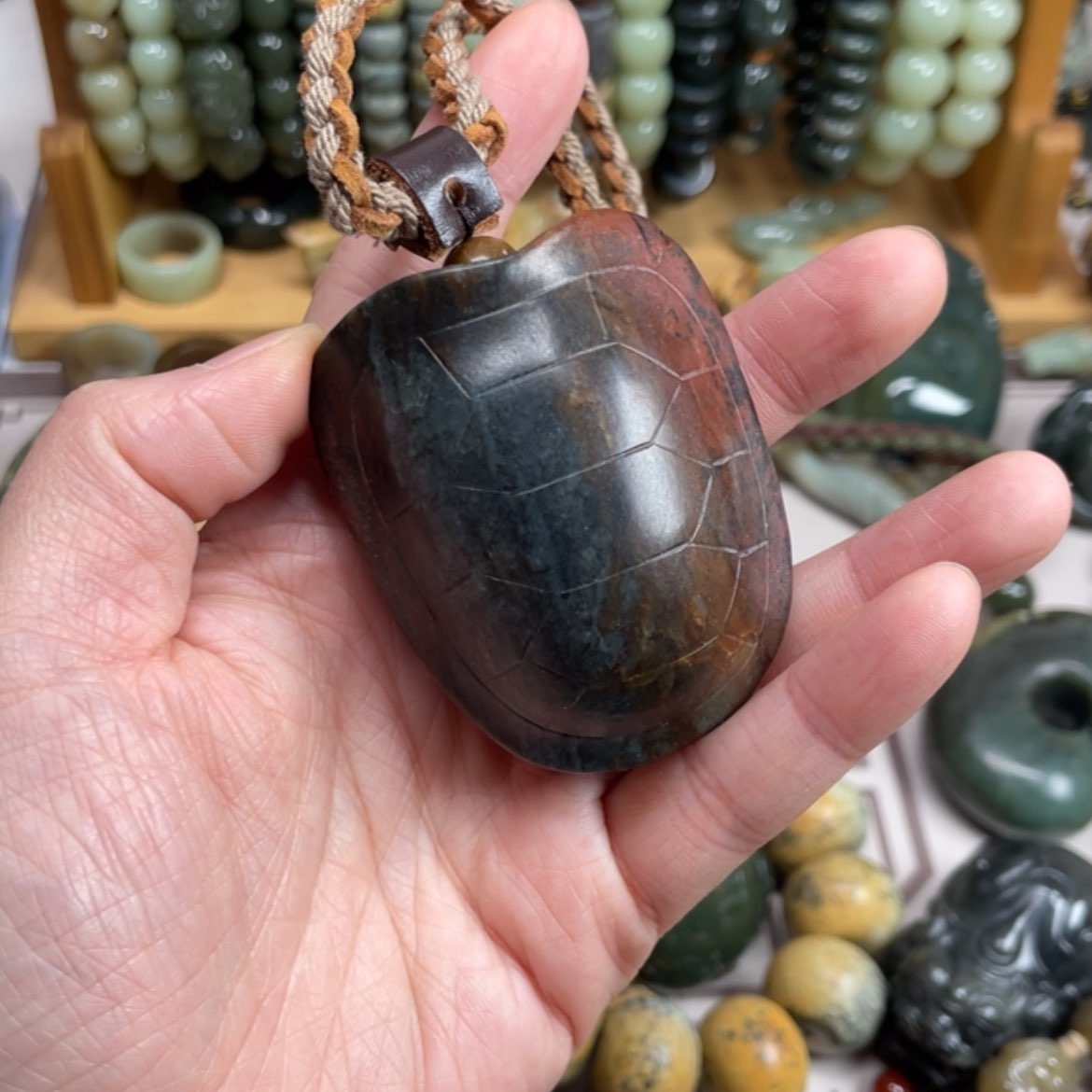 【闪购商品】未镶嵌岫岩河磨玉（透闪石质玉）把件一***?