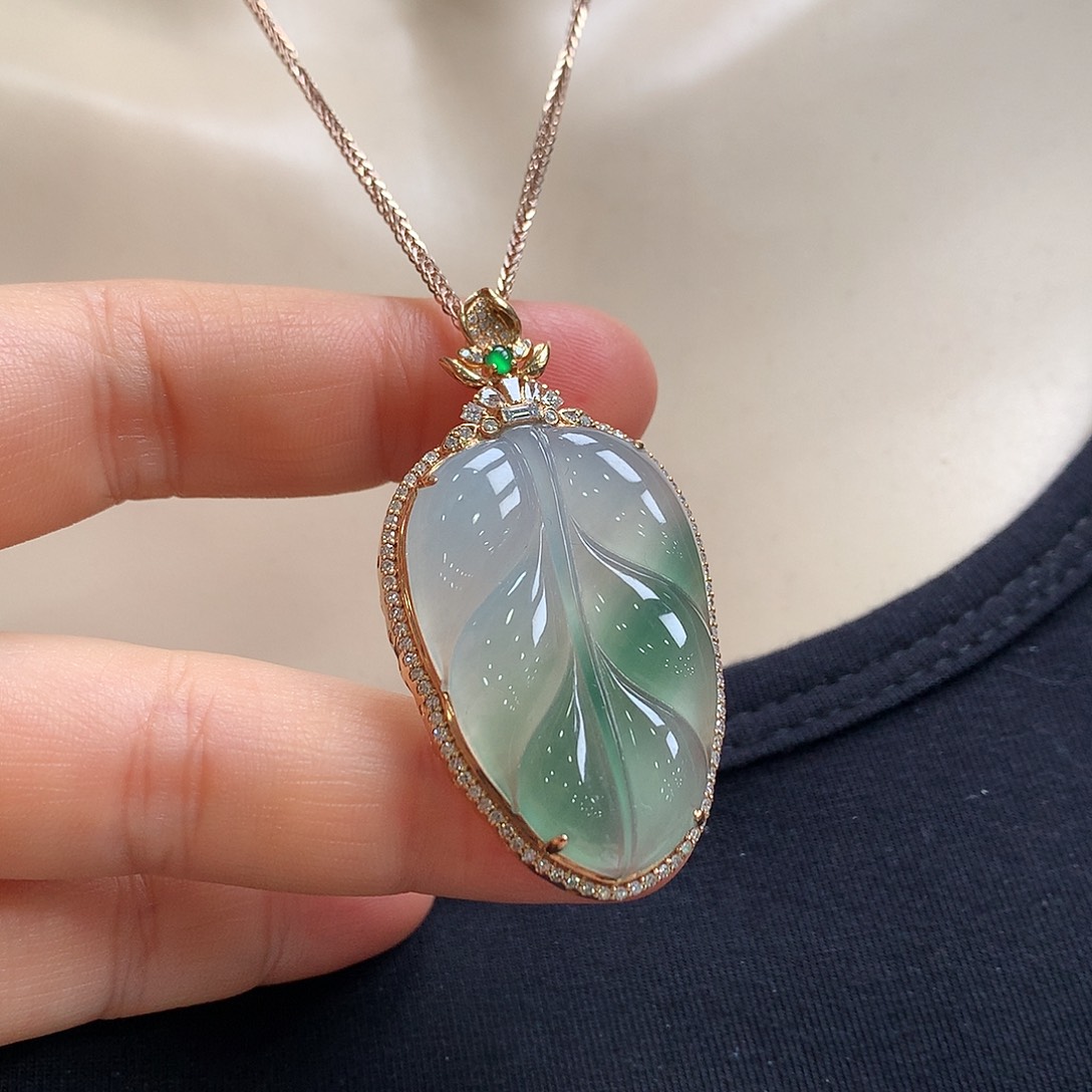 翡翠18K金镶嵌颈饰叶子