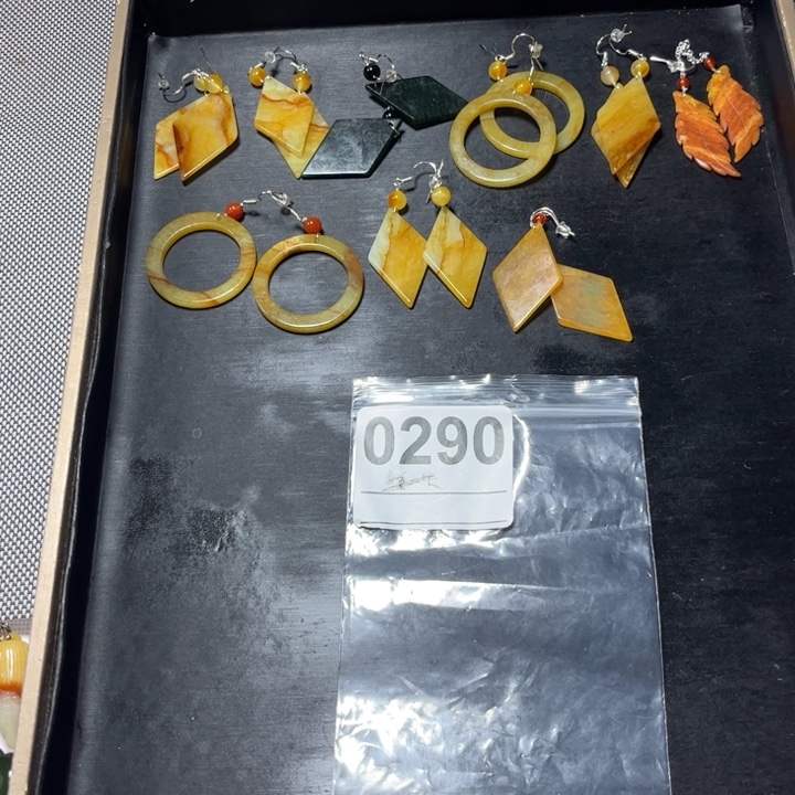 约***盒蛇纹石玉未镶嵌耳饰