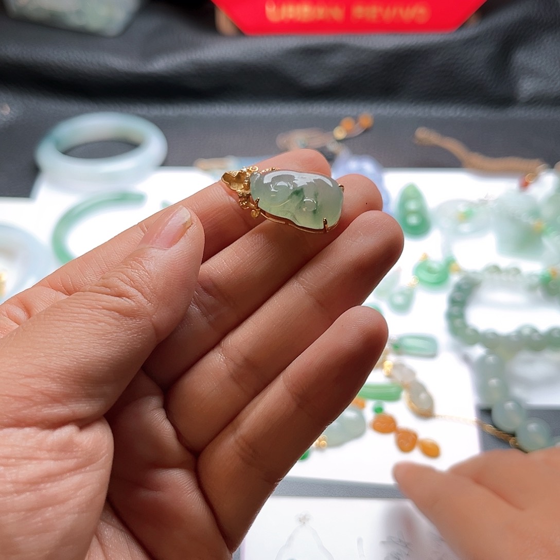 翡翠颈饰18K金镶嵌如意