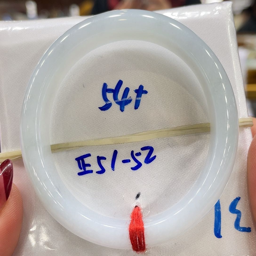 翡翠手镯未镶嵌翡翠手镯