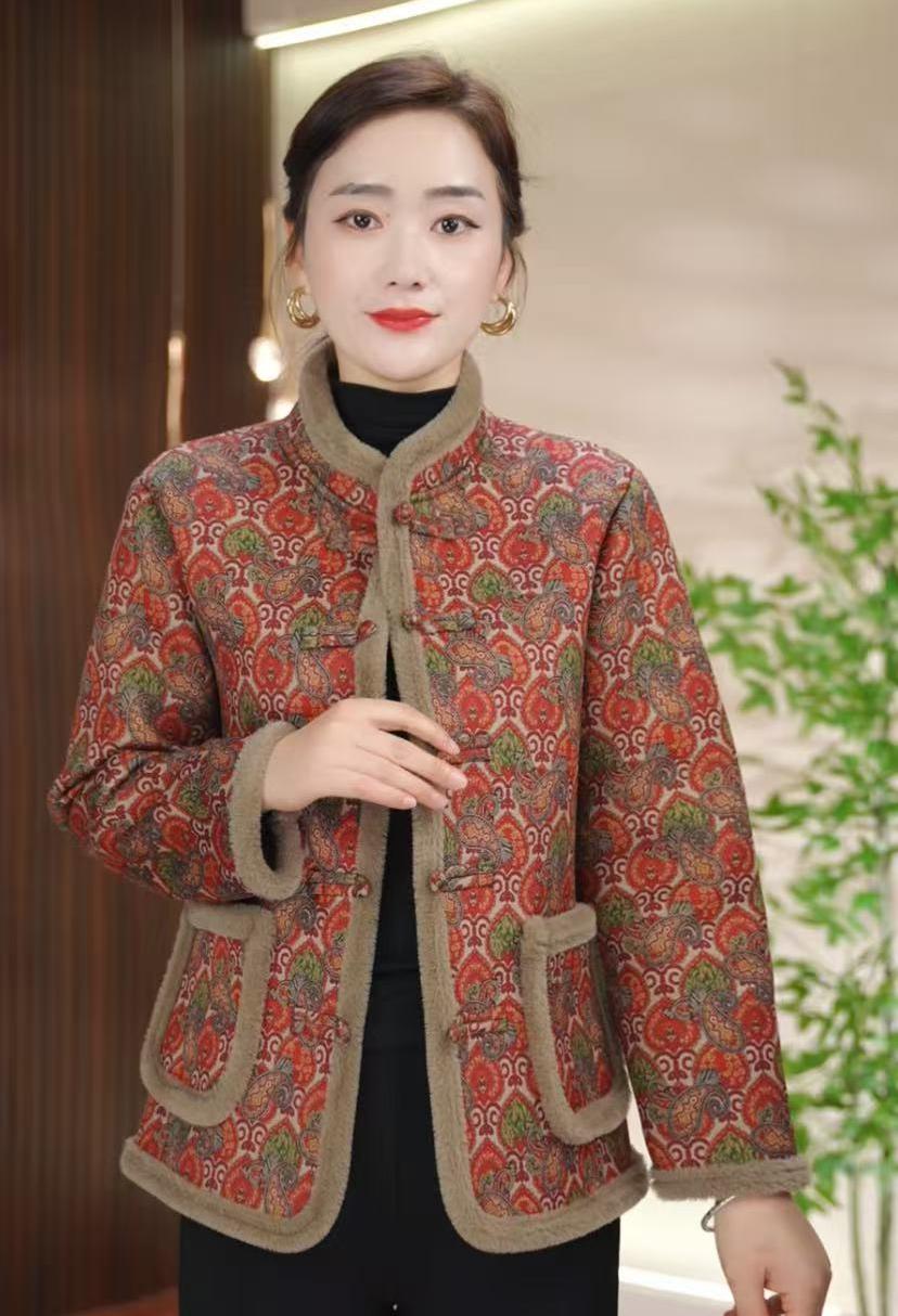 2025秋冬新款时尚妈妈装加绒加厚带毛边棉衣盘扣外套红绿桃叶