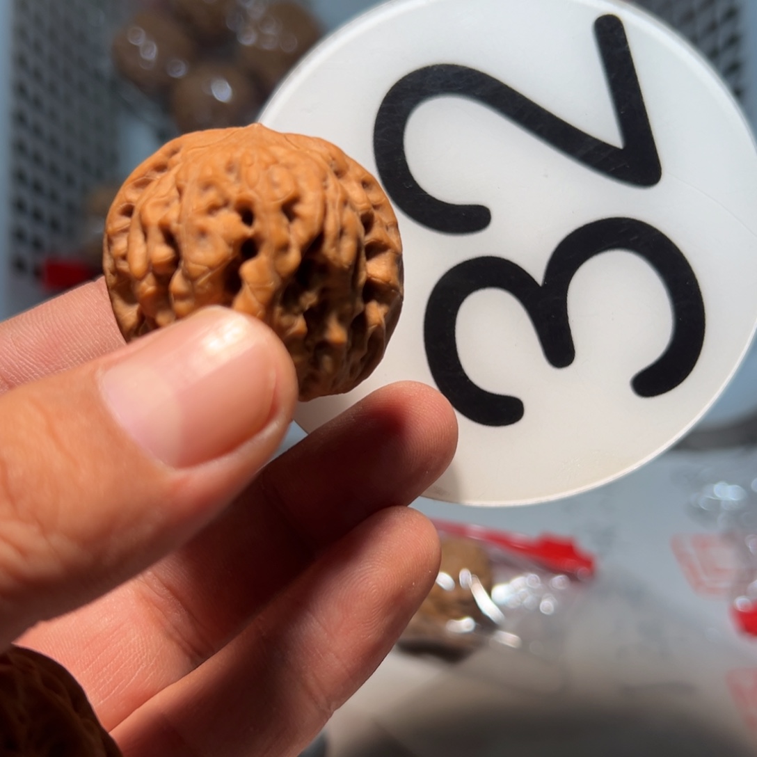 嘎***奥文玩核桃，白色32号