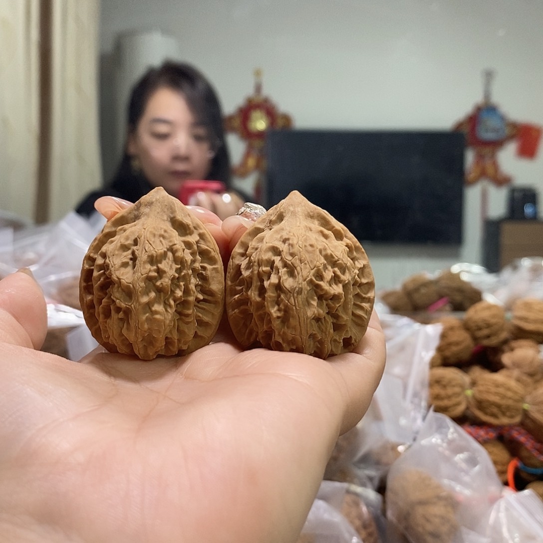 把件文玩核桃看**星36野生鸡心有伤打底