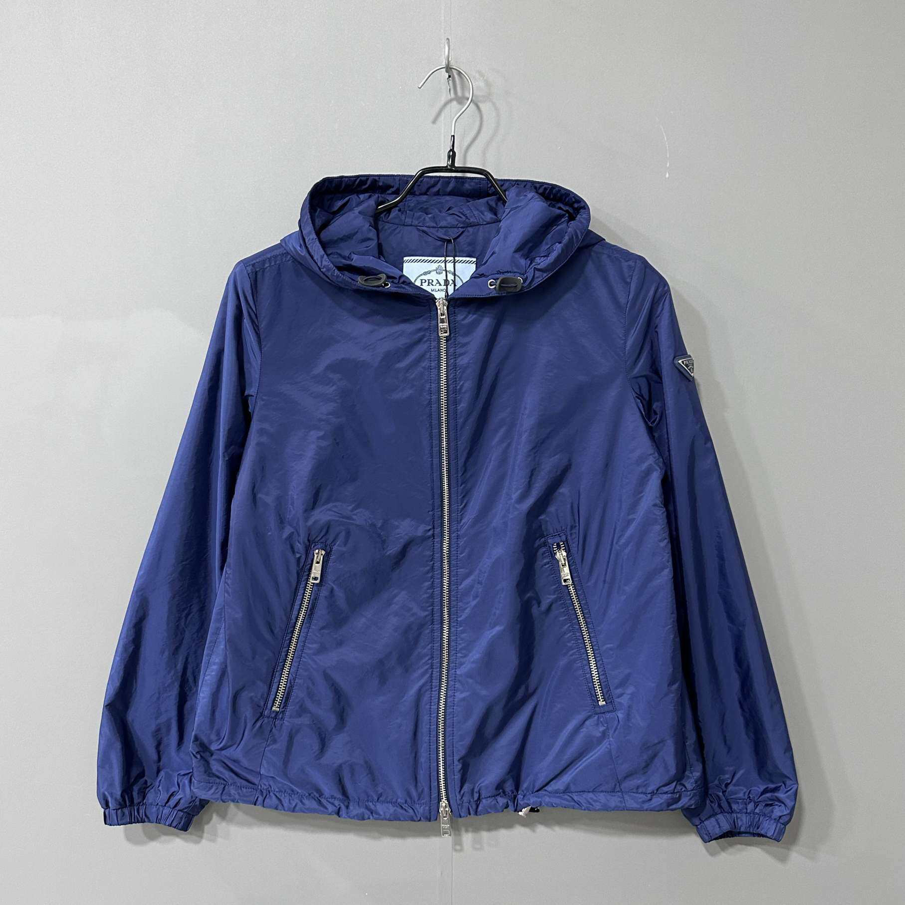 99新 Prada/普拉达 深蓝三角钢标拉链帽衫/99新/36码85797