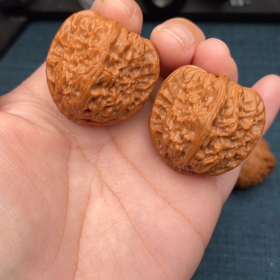 文玩核桃把件全品红皮三角白37