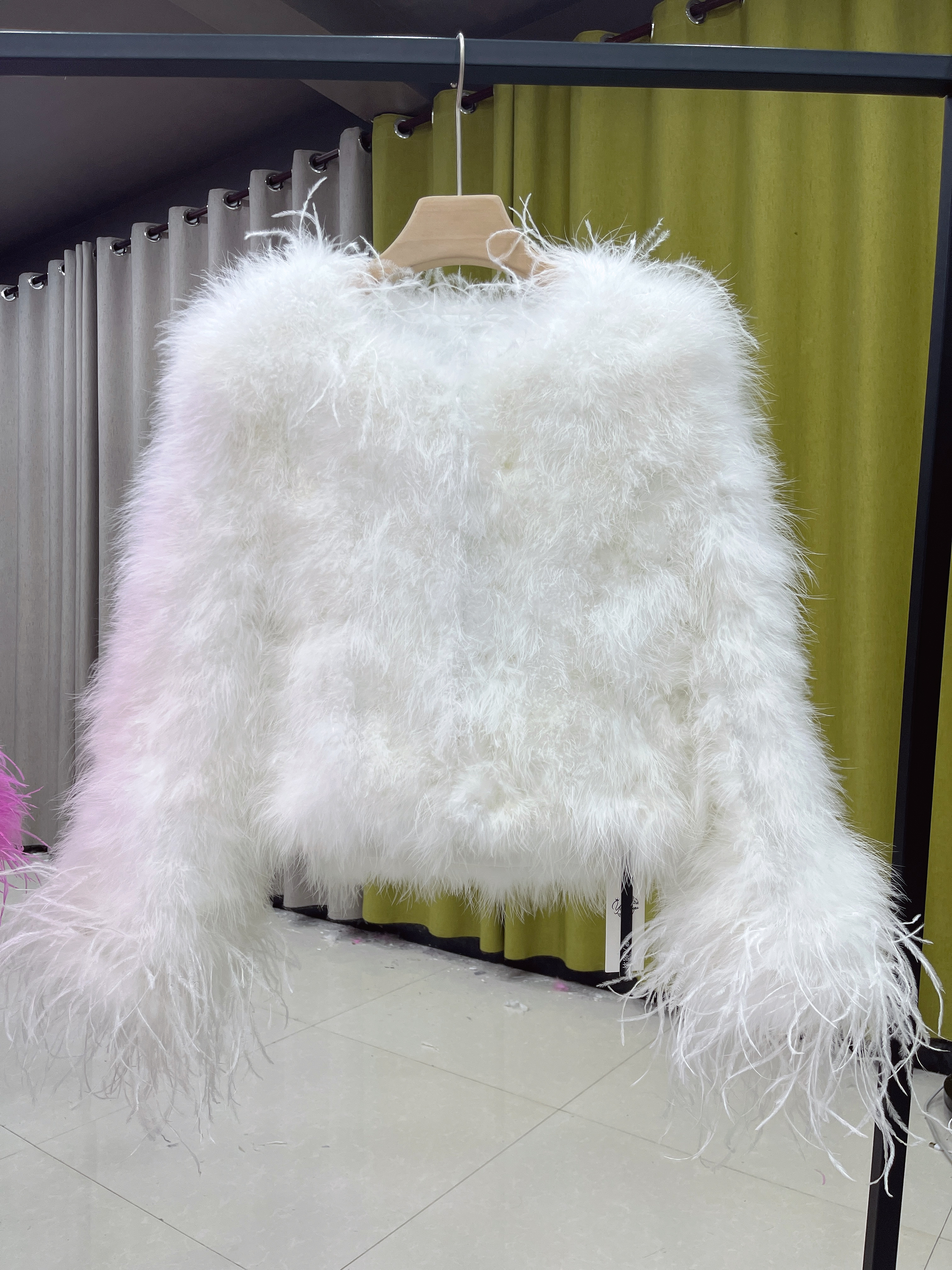 奶白色袖口长羽毛外套    秋冬加棉正肩女士外套小香风轻奢圆领