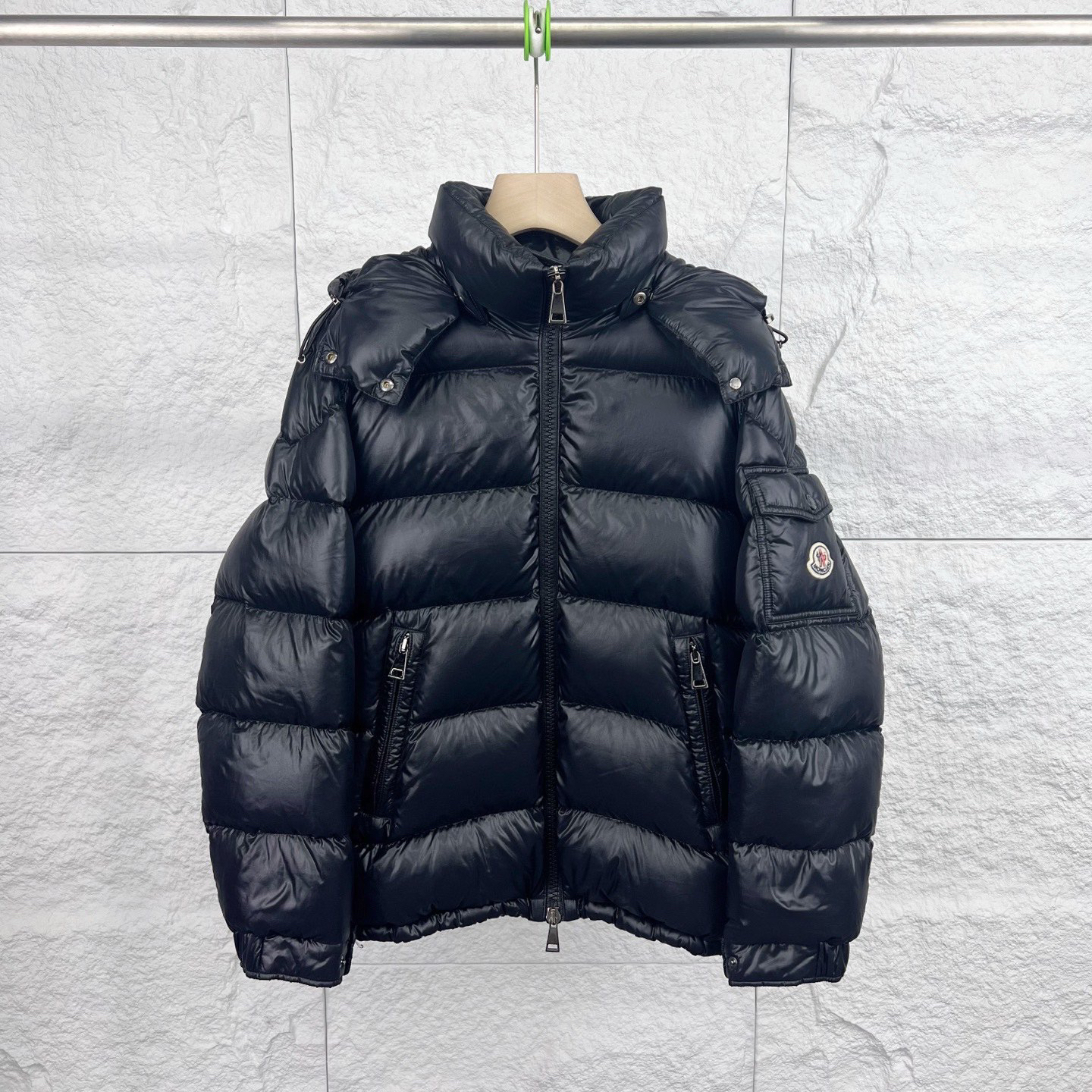 99新 MONCLER 1码/3码/黑色绗缝刺绣袖标连帽羽绒服