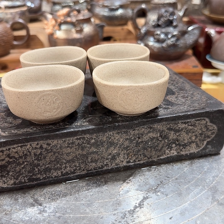 主人杯一个，瓷。。品茗
