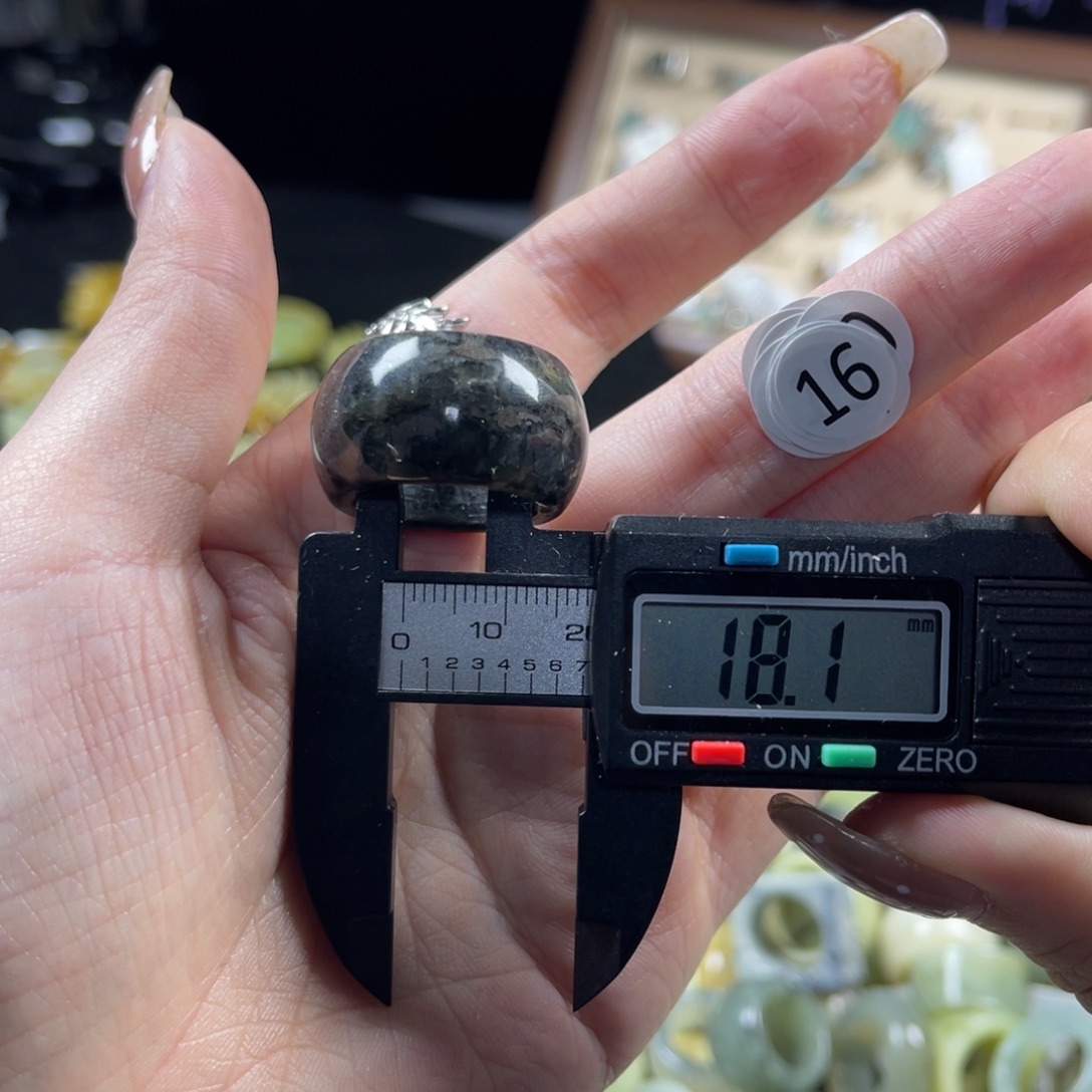 蛇纹石玉未镶嵌戒指