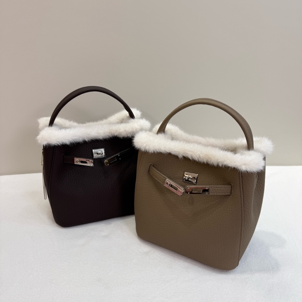 2025轻奢斜挎包纯色单肩水桶包通勤包百搭女士手提包