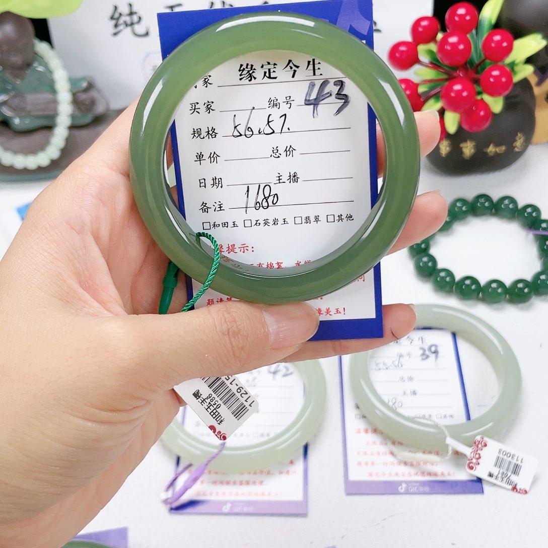 和田玉手镯未镶嵌