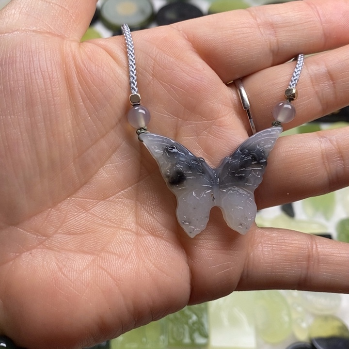 蛇纹石玉颈饰合金