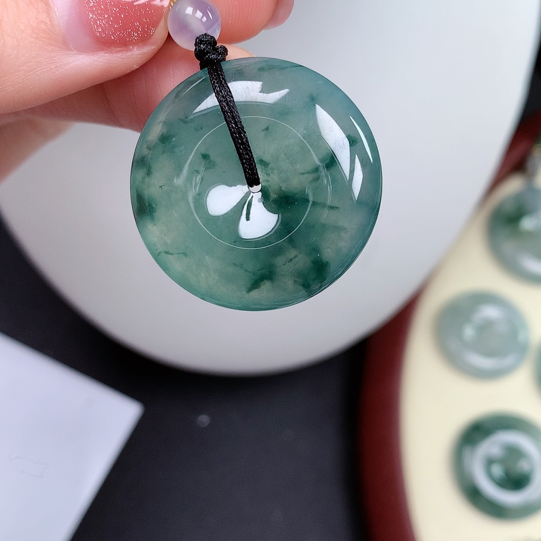 翡翠颈饰未镶嵌平安扣